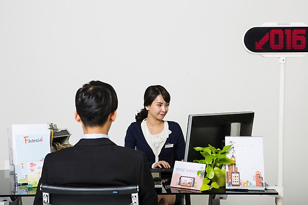 포토 JPG 스튜디오촬영 여자 남자 실내 앉기 정장 상반신 20대 성인 두명 앞모습 뒷모습 한국인 타이핑 비즈니스맨 비즈니스우먼 고객 은행 번호판 은행업무 은행원 성인만 국내포토 직업 옷 뷰포인트 비즈니스 모션 사람 동양인 청년 내부 금융 직장인 은행_금융 파일형식