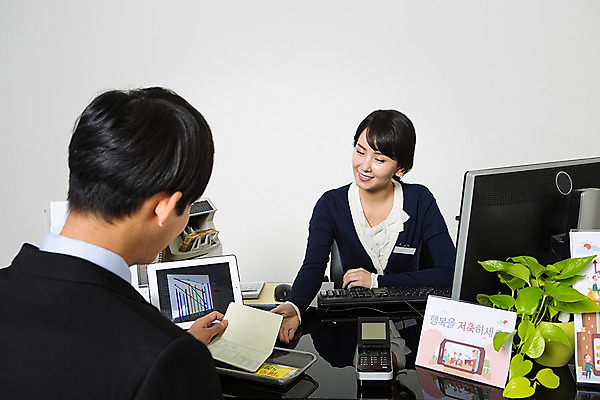 포토 JPG 스튜디오촬영 여자 남자 실내 미소 들기 앉기 정장 상반신 20대 성인 두명 펼침 한국인 비즈니스맨 비즈니스우먼 손내밀기 고객 은행 통장 은행업무 은행원 성인만 국내포토 직업 옷 비즈니스 모션 표정 사람 동양인 손짓 청년 내부 금융 직장인 은행_금융 파일형식