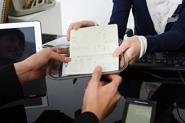 포토 JPG 스튜디오촬영 손 여자 남자 실내 앉기 정장 상반신 20대 성인 두명 신체부위 펼침 한국인 비즈니스맨 비즈니스우먼 고객 은행 주기 통장 획득 은행업무 은행원 국내포토 직업 옷 비즈니스 모션 사람 동양인 청년 내부 금융 직장인 은행_금융 파일형식