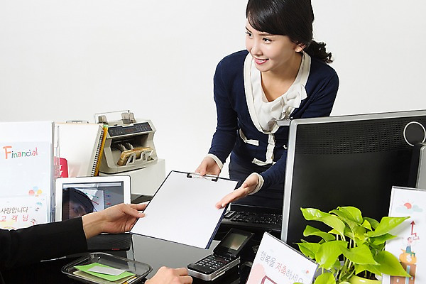 포토 JPG 스튜디오촬영 손 여자 남자 안내 실내 설명 미소 앉기 정장 손짓 상반신 20대 성인 두명 신체부위 한국인 비즈니스맨 비즈니스우먼 고객 은행 서류판 은행업무 은행원 국내포토 직업 옷 비즈니스 모션 표정 사람 동양인 청년 내부 금융 사무용품 직장인 은행_금융 파일형식