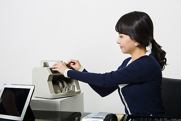 포토 JPG 스튜디오촬영 여자 실내 한명 앉기 정장 상반신 20대 성인 옆모습 한국인 비즈니스우먼 은행 은행업무 은행원 지폐계수기 청년여자한명만 성인여자한명만 국내포토 직업 1 옷 뷰포인트 비즈니스 모션 사람 동양인 청년 내부 금융 기계 직장인 은행_금융 여자한명만 성인여자만 청년여자만 파일형식