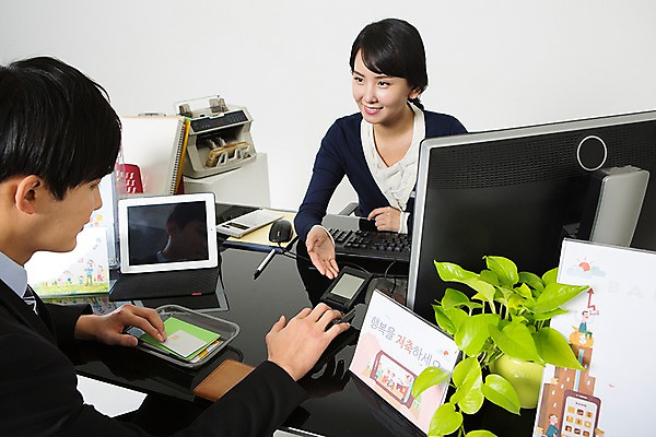 포토 JPG 스튜디오촬영 여자 남자 안내 실내 미소 정장 손짓 상반신 20대 성인 두명 앞모습 옆모습 한국인 비즈니스맨 비즈니스우먼 고객 은행 은행업무 은행원 카드단말기 성인만 국내포토 직업 옷 뷰포인트 비즈니스 모션 표정 사람 동양인 청년 내부 금융 직장인 은행_금융 단말기 파일형식