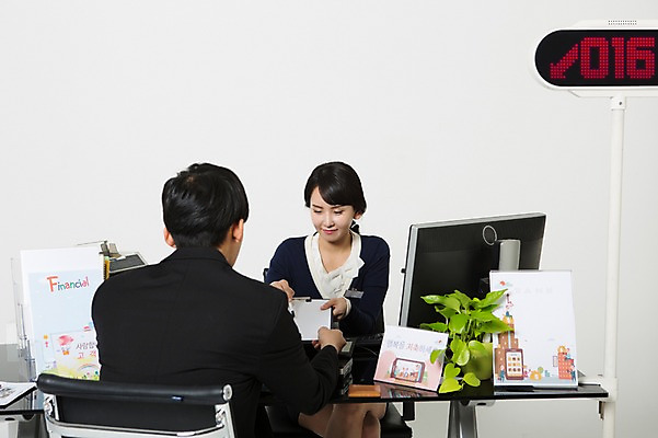 포토 JPG 스튜디오촬영 여자 남자 안내 실내 설명 앉기 정장 상반신 20대 성인 두명 앞모습 뒷모습 한국인 비즈니스맨 비즈니스우먼 고객 은행 서류판 은행업무 은행원 성인만 국내포토 직업 옷 뷰포인트 비즈니스 모션 사람 동양인 청년 내부 금융 사무용품 직장인 은행_금융 파일형식