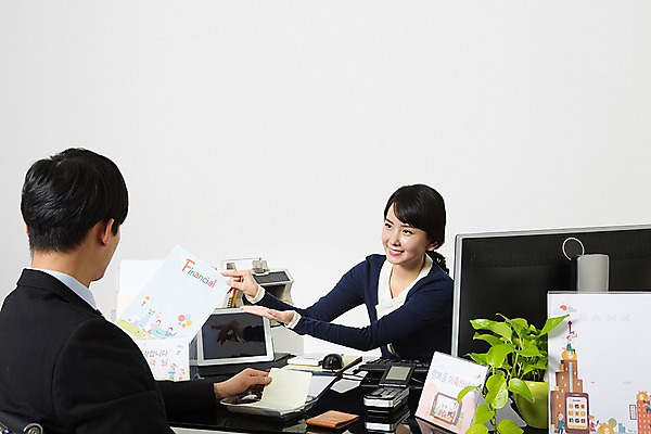 포토 JPG 스튜디오촬영 여자 남자 종이 안내 실내 미소 들기 앉기 정장 손짓 상반신 20대 성인 두명 앞모습 옆모습 경제 펼침 한국인 비즈니스맨 비즈니스우먼 고객 은행 통장 은행업무 은행원 성인만 국내포토 직업 옷 뷰포인트 비즈니스 모션 표정 사람 동양인 청년 내부 금융 직장인 은행_금융 파일형식