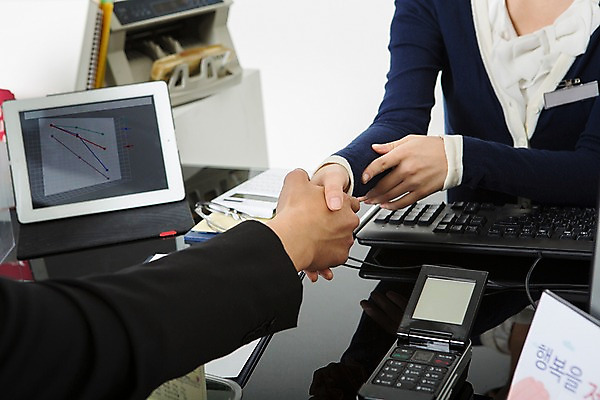 포토 JPG 스튜디오촬영 손 여자 남자 악수 실내 정장 상반신 20대 성인 두명 신체부위 한국인 비즈니스맨 비즈니스우먼 고객 은행 은행업무 은행원 국내포토 직업 옷 비즈니스 사람 동양인 손짓 청년 내부 금융 직장인 은행_금융 파일형식