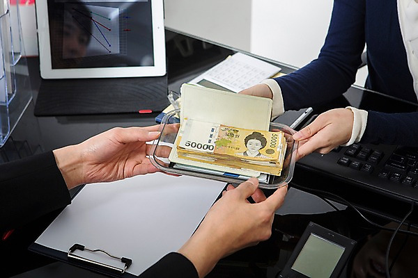 포토 JPG 스튜디오촬영 손 여자 남자 지폐 실내 들기 정장 20대 성인 두명 신체부위 펼침 한국인 비즈니스맨 비즈니스우먼 돈다발 고객 은행 주기 통장 획득 오만원 은행업무 은행원 국내포토 직업 옷 돈 비즈니스 모션 사람 동양인 청년 내부 금융 직장인 은행_금융 파일형식