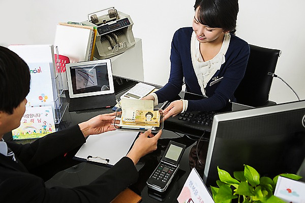 포토 JPG 스튜디오촬영 여자 남자 지폐 실내 들기 앉기 정장 상반신 20대 성인 두명 앞모습 옆모습 펼침 한국인 비즈니스맨 비즈니스우먼 돈다발 고객 은행 주기 통장 획득 오만원 은행업무 은행원 성인만 국내포토 직업 옷 뷰포인트 돈 비즈니스 모션 사람 동양인 청년 내부 금융 직장인 은행_금융 파일형식