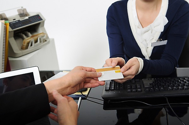 포토 JPG 스튜디오촬영 손 여자 남자 실내 앉기 정장 상반신 20대 성인 두명 앞모습 신체부위 한국인 비즈니스맨 비즈니스우먼 신용카드 고객 은행 주기 획득 은행업무 은행원 국내포토 직업 옷 뷰포인트 비즈니스 모션 사람 동양인 청년 내부 금융 직장인 은행_금융 파일형식