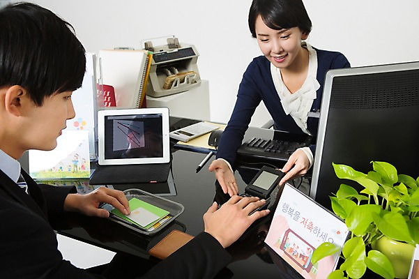 포토 JPG 스튜디오촬영 여자 남자 안내 실내 설명 미소 앉기 정장 손짓 상반신 20대 성인 두명 앞모습 옆모습 한국인 비즈니스맨 비즈니스우먼 고객 은행 통장 은행업무 은행원 카드단말기 성인만 국내포토 직업 옷 뷰포인트 비즈니스 모션 표정 사람 동양인 청년 내부 금융 직장인 은행_금융 단말기 파일형식