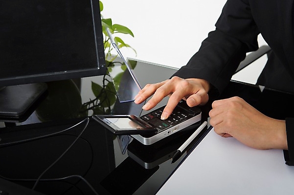 포토 JPG 스튜디오촬영 손 남자 실내 한명 정장 20대 성인 신체부위 볼펜 한국인 비즈니스맨 누름 고객 은행 은행업무 카드단말기 국내포토 1 옷 비즈니스 모션 사람 동양인 청년 내부 금융 펜 직장인 은행_금융 단말기 파일형식