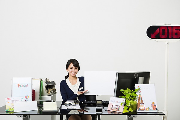 포토 JPG 스튜디오촬영 여자 안내 사각프레임 실내 한명 미소 들기 앉기 정장 손짓 상반신 20대 성인 앞모습 한국인 비즈니스우먼 은행 은행업무 은행원 청년여자한명만 성인여자한명만 국내포토 직업 1 옷 뷰포인트 비즈니스 모션 프레임 표정 사람 동양인 청년 내부 금융 사각형 직장인 은행_금융 여자한명만 성인여자만 청년여자만 파일형식