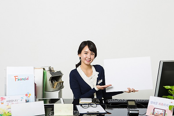 포토 JPG 스튜디오촬영 여자 안내 사각프레임 실내 한명 미소 들기 앉기 정장 손짓 상반신 20대 성인 앞모습 한국인 비즈니스우먼 은행 은행업무 은행원 청년여자한명만 성인여자한명만 국내포토 직업 1 옷 뷰포인트 비즈니스 모션 프레임 표정 사람 동양인 청년 내부 금융 사각형 직장인 은행_금융 여자한명만 성인여자만 청년여자만 파일형식