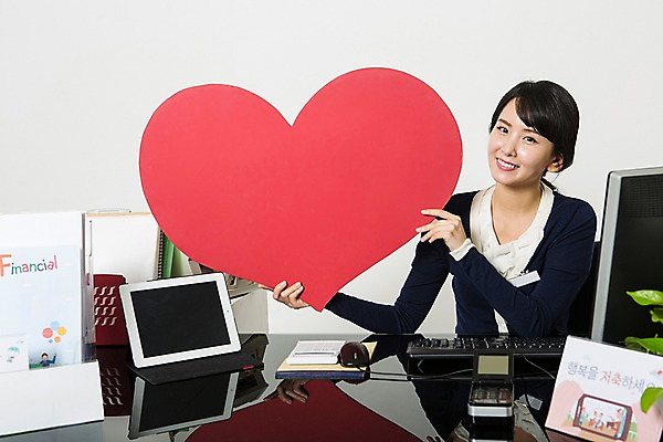 포토 JPG 스튜디오촬영 여자 실내 한명 미소 들기 앉기 정장 상반신 20대 성인 앞모습 한국인 하트 비즈니스우먼 은행 은행업무 은행원 하트프레임 청년여자한명만 성인여자한명만 국내포토 모양 직업 1 옷 뷰포인트 비즈니스 모션 프레임 표정 사람 동양인 청년 내부 금융 직장인 은행_금융 여자한명만 성인여자만 청년여자만 파일형식