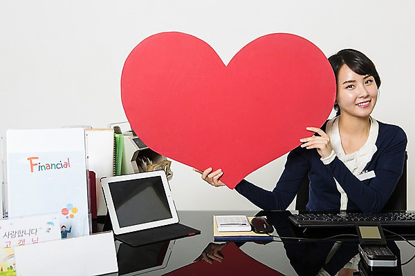 포토 JPG 스튜디오촬영 여자 실내 한명 미소 들기 앉기 정장 상반신 20대 성인 앞모습 한국인 하트 비즈니스우먼 은행 은행업무 은행원 하트프레임 청년여자한명만 성인여자한명만 국내포토 모양 직업 1 옷 뷰포인트 비즈니스 모션 프레임 표정 사람 동양인 청년 내부 금융 직장인 은행_금융 여자한명만 성인여자만 청년여자만 파일형식