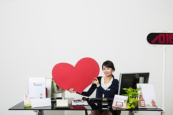 포토 JPG 스튜디오촬영 여자 실내 한명 미소 들기 앉기 정장 상반신 20대 성인 앞모습 한국인 하트 비즈니스우먼 은행 은행업무 은행원 하트프레임 청년여자한명만 성인여자한명만 국내포토 모양 직업 1 옷 뷰포인트 비즈니스 모션 프레임 표정 사람 동양인 청년 내부 금융 직장인 은행_금융 여자한명만 성인여자만 청년여자만 파일형식