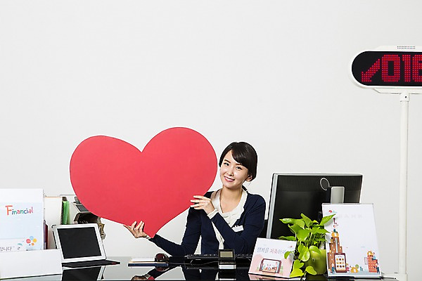 포토 JPG 스튜디오촬영 여자 실내 한명 미소 들기 앉기 정장 상반신 20대 성인 앞모습 한국인 하트 비즈니스우먼 은행 은행업무 은행원 하트프레임 청년여자한명만 성인여자한명만 국내포토 모양 직업 1 옷 뷰포인트 비즈니스 모션 프레임 표정 사람 동양인 청년 내부 금융 직장인 은행_금융 여자한명만 성인여자만 청년여자만 파일형식