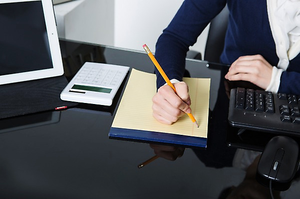 포토 JPG 스튜디오촬영 여자 실내 한명 앉기 정장 상반신 20대 성인 앞모습 태블릿 연필 공책 한국인 계산기 키보드 기록 메모지 잡기 마우스 비즈니스우먼 은행 회계 메모노트 은행업무 은행원 국내포토 직업 1 옷 뷰포인트 비즈니스 모션 문구용품 학용품 사람 동양인 청년 내부 금융 경제 전자제품 스마트기기 필기구 컴퓨터용품 사무용품 장비 직장인 은행_금융 파일형식