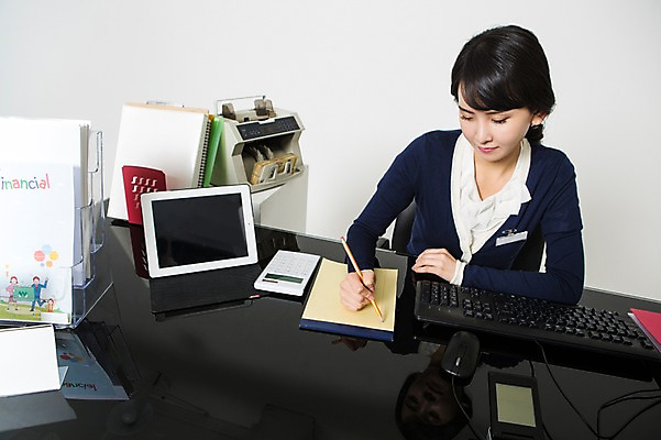 포토 JPG 스튜디오촬영 여자 실내 한명 앉기 정장 상반신 20대 성인 앞모습 연필 공책 한국인 기록 메모지 잡기 비즈니스우먼 은행 메모노트 은행업무 은행원 청년여자한명만 성인여자한명만 국내포토 직업 1 옷 뷰포인트 비즈니스 모션 문구용품 학용품 사람 동양인 청년 내부 금융 필기구 사무용품 직장인 은행_금융 여자한명만 성인여자만 청년여자만 파일형식