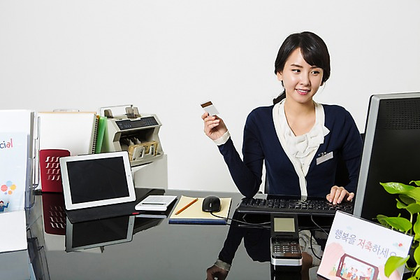 포토 JPG 스튜디오촬영 여자 실내 한명 미소 들기 앉기 정장 상반신 20대 성인 앞모습 한국인 타이핑 비즈니스우먼 신용카드 은행 은행업무 은행원 청년여자한명만 성인여자한명만 국내포토 직업 1 옷 뷰포인트 비즈니스 모션 표정 사람 동양인 청년 내부 금융 직장인 은행_금융 여자한명만 성인여자만 청년여자만 파일형식