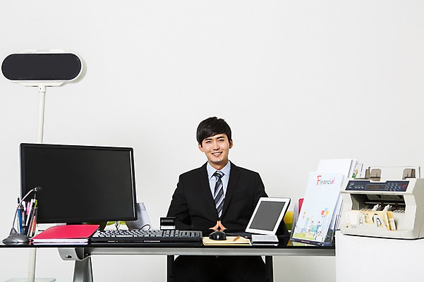 포토 JPG 스튜디오촬영 남자 실내 한명 미소 앉기 정장 상반신 20대 성인 앞모습 한국인 비즈니스맨 기다림 고객 은행 은행업무 청년남자한명만 성인남자한명만 국내포토 1 옷 뷰포인트 비즈니스 모션 표정 사람 동양인 청년 내부 금융 직장인 은행_금융 남자한명만 성인남자만 청년남자만 파일형식