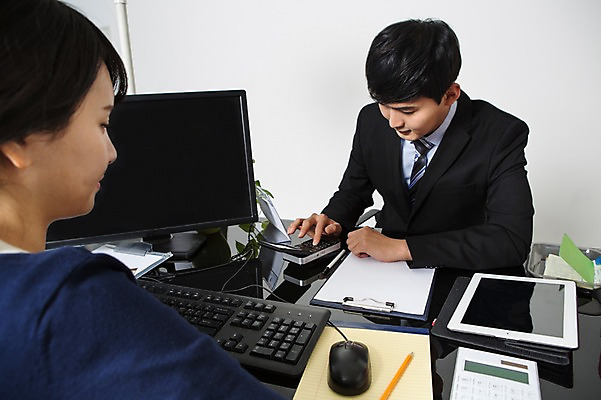 포토 JPG 스튜디오촬영 여자 남자 실내 앉기 정장 상반신 20대 성인 두명 앞모습 뒷모습 한국인 비즈니스맨 비즈니스우먼 누름 고객 은행 은행업무 은행원 카드단말기 성인만 국내포토 직업 옷 뷰포인트 비즈니스 모션 사람 동양인 청년 내부 금융 직장인 은행_금융 단말기 파일형식