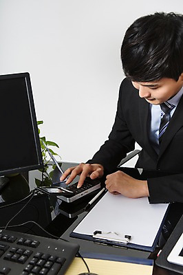 포토 JPG 스튜디오촬영 남자 실내 한명 앉기 정장 상반신 20대 성인 한국인 비즈니스맨 누름 고객 은행 은행업무 카드단말기 청년남자한명만 성인남자한명만 국내포토 1 옷 비즈니스 모션 사람 동양인 청년 내부 금융 직장인 은행_금융 단말기 남자한명만 성인남자만 청년남자만 파일형식