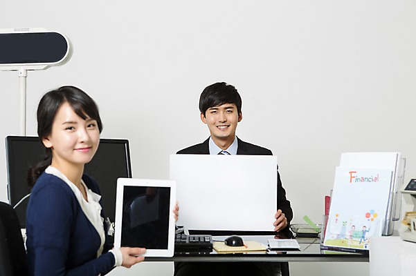 포토 JPG 스튜디오촬영 여자 남자 실내 앉기 정장 상반신 20대 성인 두명 한국인 비즈니스맨 비즈니스우먼 고객 은행 은행업무 은행원 성인만 국내포토 직업 옷 비즈니스 모션 사람 동양인 청년 내부 금융 직장인 은행_금융 파일형식