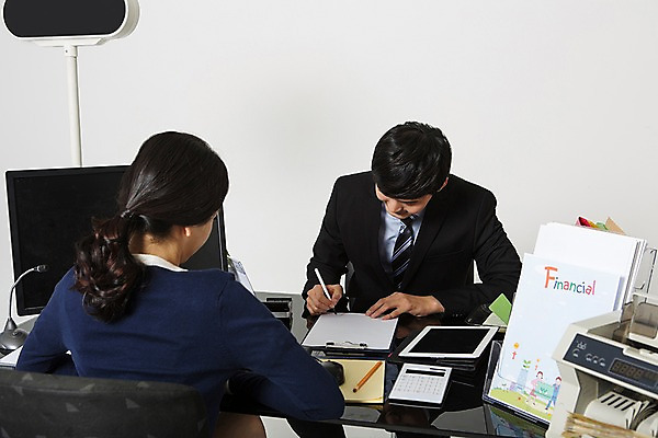 포토 JPG 스튜디오촬영 여자 남자 실내 앉기 정장 상반신 20대 성인 두명 앞모습 뒷모습 볼펜 한국인 기록 잡기 비즈니스맨 비즈니스우먼 고객 은행 서류판 은행업무 은행원 성인만 국내포토 직업 옷 뷰포인트 비즈니스 모션 사람 동양인 청년 내부 금융 펜 사무용품 직장인 은행_금융 파일형식