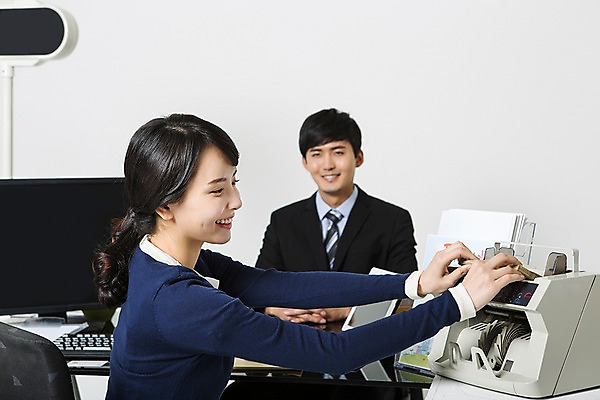 포토 JPG 스튜디오촬영 여자 남자 실내 미소 앉기 정장 상반신 20대 성인 두명 앞모습 옆모습 한국인 비즈니스맨 비즈니스우먼 고객 은행 은행업무 은행원 지폐계수기 성인만 국내포토 직업 옷 뷰포인트 비즈니스 모션 표정 사람 동양인 청년 내부 금융 기계 직장인 은행_금융 파일형식