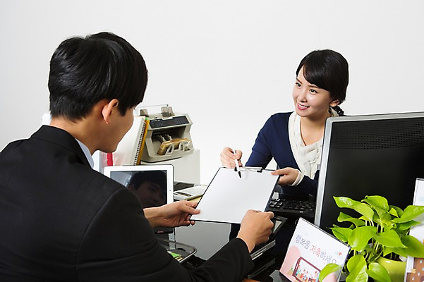 포토 JPG 스튜디오촬영 여자 남자 실내 설명 미소 들기 앉기 정장 상반신 20대 성인 두명 앞모습 뒷모습 한국인 비즈니스맨 비즈니스우먼 고객 은행 서류판 은행업무 은행원 성인만 국내포토 직업 옷 뷰포인트 비즈니스 모션 표정 사람 동양인 청년 내부 금융 사무용품 직장인 은행_금융 파일형식