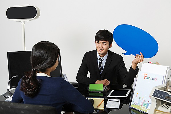 포토 JPG 스튜디오촬영 여자 남자 말풍선 프레임 실내 미소 들기 앉기 정장 상반신 20대 성인 두명 앞모습 뒷모습 한국인 비즈니스맨 비즈니스우먼 고객 은행 은행업무 은행원 성인만 국내포토 직업 옷 뷰포인트 비즈니스 모션 표정 사람 동양인 청년 내부 금융 직장인 은행_금융 파일형식