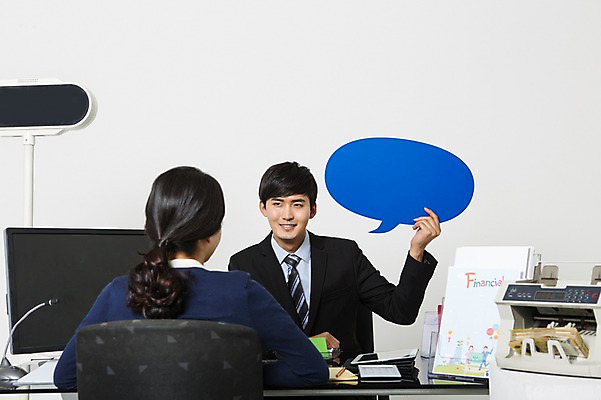 포토 JPG 스튜디오촬영 여자 남자 말풍선 프레임 실내 미소 들기 앉기 정장 상반신 20대 성인 두명 앞모습 뒷모습 한국인 비즈니스맨 비즈니스우먼 고객 은행 은행업무 은행원 성인만 국내포토 직업 옷 뷰포인트 비즈니스 모션 표정 사람 동양인 청년 내부 금융 직장인 은행_금융 파일형식