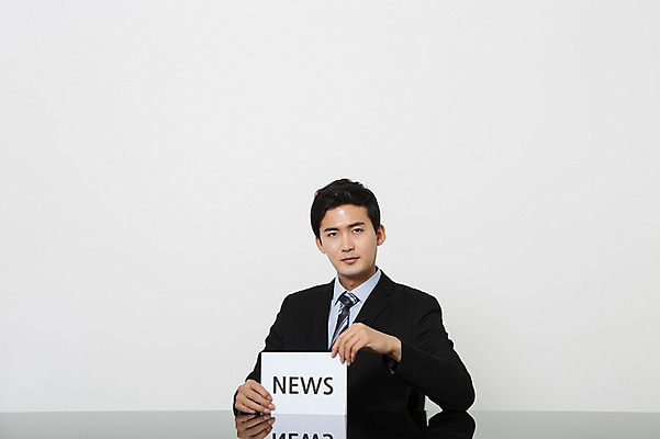 포토 JPG 스튜디오촬영 영어 남자 종이 실내 무표정 한명 앉기 정장 상반신 20대 성인 앞모습 한국인 비즈니스맨 뉴스 아나운서 책상 대본 청년남자한명만 성인남자한명만 국내포토 직업 문자 1 옷 감정 뷰포인트 가구 비즈니스 모션 표정 사람 동양인 청년 내부 직장인 남자한명만 성인남자만 청년남자만 파일형식