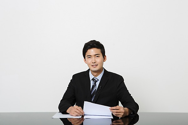 포토 JPG 스튜디오촬영 남자 종이 실내 한명 앉기 정장 상반신 20대 성인 앞모습 한국인 비즈니스맨 뉴스 아나운서 책상 문서 대본 청년남자한명만 성인남자한명만 국내포토 직업 1 옷 뷰포인트 가구 비즈니스 모션 사람 동양인 청년 내부 직장인 남자한명만 성인남자만 청년남자만 파일형식