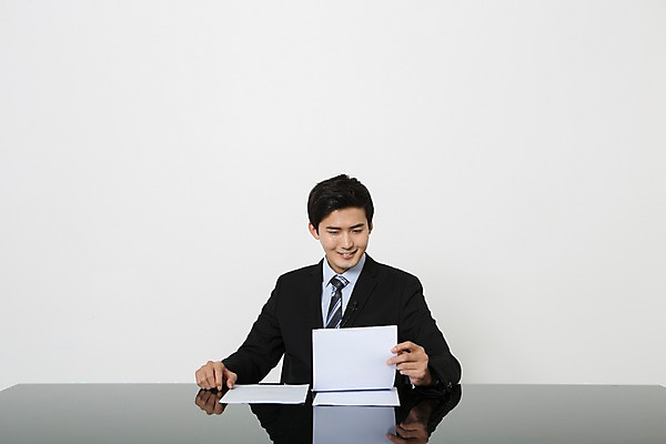 포토 JPG 스튜디오촬영 남자 종이 실내 한명 미소 앉기 정장 상반신 20대 성인 앞모습 한국인 비즈니스맨 뉴스 아나운서 책상 문서 대본 청년남자한명만 성인남자한명만 국내포토 직업 1 옷 뷰포인트 가구 비즈니스 모션 표정 사람 동양인 청년 내부 직장인 남자한명만 성인남자만 청년남자만 파일형식