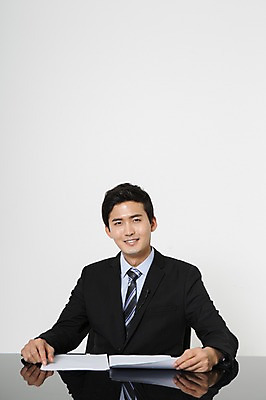 포토 JPG 스튜디오촬영 남자 종이 실내 한명 미소 앉기 정장 상반신 20대 성인 앞모습 한국인 비즈니스맨 뉴스 아나운서 책상 문서 대본 청년남자한명만 성인남자한명만 국내포토 직업 1 옷 뷰포인트 가구 비즈니스 모션 표정 사람 동양인 청년 내부 직장인 남자한명만 성인남자만 청년남자만 파일형식