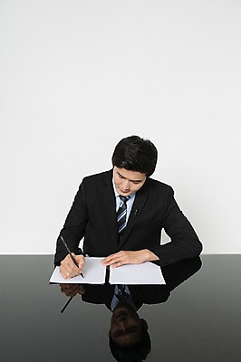 포토 JPG 스튜디오촬영 남자 종이 실내 한명 앉기 정장 상반신 20대 성인 앞모습 연필 한국인 기록 잡기 비즈니스맨 뉴스 아나운서 책상 문서 대본 청년남자한명만 성인남자한명만 국내포토 직업 1 옷 뷰포인트 가구 비즈니스 모션 학용품 사람 동양인 청년 내부 필기구 직장인 남자한명만 성인남자만 청년남자만 파일형식
