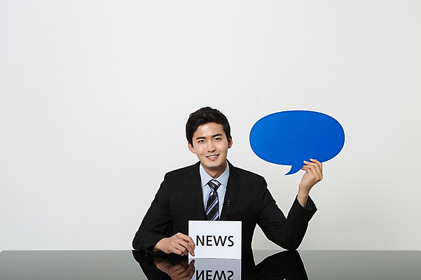 포토 JPG 스튜디오촬영 영어 남자 종이 말풍선 프레임 실내 한명 미소 들기 앉기 정장 상반신 20대 성인 앞모습 한국인 비즈니스맨 뉴스 아나운서 책상 대본 청년남자한명만 성인남자한명만 국내포토 직업 문자 1 옷 뷰포인트 가구 비즈니스 모션 표정 사람 동양인 청년 내부 직장인 남자한명만 성인남자만 청년남자만 파일형식