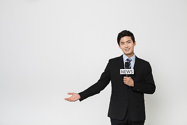 포토 JPG 스튜디오촬영 영어 남자 안내 실내 한명 서기 미소 들기 정장 손짓 상반신 20대 성인 앞모습 한국인 비즈니스맨 뉴스 마이크 리포터 청년남자한명만 성인남자한명만 국내포토 직업 문자 1 옷 뷰포인트 음향기기 비즈니스 모션 표정 사람 동양인 청년 내부 직장인 남자한명만 성인남자만 청년남자만 파일형식
