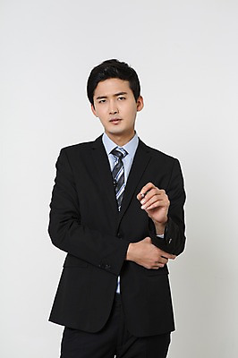 포토 JPG 스튜디오촬영 남자 실내 한명 서기 정장 상반신 20대 성인 앞모습 한국인 비즈니스맨 뉴스 아나운서 옷입기 리포터 단추잠그기 청년남자한명만 성인남자한명만 국내포토 직업 1 옷 뷰포인트 비즈니스 모션 사람 동양인 청년 내부 직장인 남자한명만 성인남자만 청년남자만 파일형식