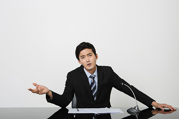 포토 JPG 스튜디오촬영 남자 종이 실내 말하기 설명 한명 앉기 정장 상반신 20대 성인 앞모습 볼펜 한국인 비즈니스맨 뉴스 아나운서 책상 마이크 문서 대본 청년남자한명만 성인남자한명만 국내포토 직업 1 옷 뷰포인트 음향기기 가구 비즈니스 모션 사람 동양인 청년 내부 펜 직장인 남자한명만 성인남자만 청년남자만 파일형식