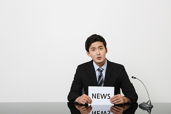 포토 JPG 스튜디오촬영 영어 남자 종이 실내 말하기 한명 앉기 정장 상반신 20대 성인 앞모습 한국인 비즈니스맨 뉴스 아나운서 책상 마이크 대본 청년남자한명만 성인남자한명만 국내포토 직업 문자 1 옷 뷰포인트 음향기기 가구 비즈니스 모션 사람 동양인 청년 내부 직장인 남자한명만 성인남자만 청년남자만 파일형식