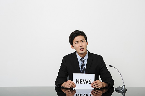 포토 JPG 스튜디오촬영 영어 남자 종이 실내 말하기 한명 앉기 정장 상반신 20대 성인 앞모습 한국인 비즈니스맨 뉴스 아나운서 책상 마이크 대본 청년남자한명만 성인남자한명만 국내포토 직업 문자 1 옷 뷰포인트 음향기기 가구 비즈니스 모션 사람 동양인 청년 내부 직장인 남자한명만 성인남자만 청년남자만 파일형식