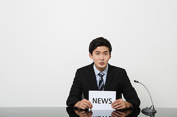 포토 JPG 스튜디오촬영 영어 남자 종이 실내 말하기 한명 앉기 정장 상반신 20대 성인 앞모습 한국인 비즈니스맨 뉴스 아나운서 책상 마이크 대본 청년남자한명만 성인남자한명만 국내포토 직업 문자 1 옷 뷰포인트 음향기기 가구 비즈니스 모션 사람 동양인 청년 내부 직장인 남자한명만 성인남자만 청년남자만 파일형식