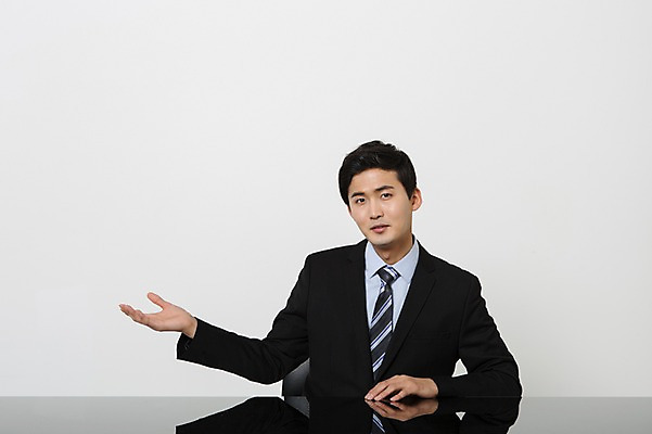 포토 JPG 스튜디오촬영 남자 안내 실내 설명 한명 앉기 정장 손짓 상반신 20대 성인 앞모습 한국인 비즈니스맨 뉴스 아나운서 책상 청년남자한명만 성인남자한명만 국내포토 직업 1 옷 뷰포인트 가구 비즈니스 모션 사람 동양인 청년 내부 직장인 남자한명만 성인남자만 청년남자만 파일형식