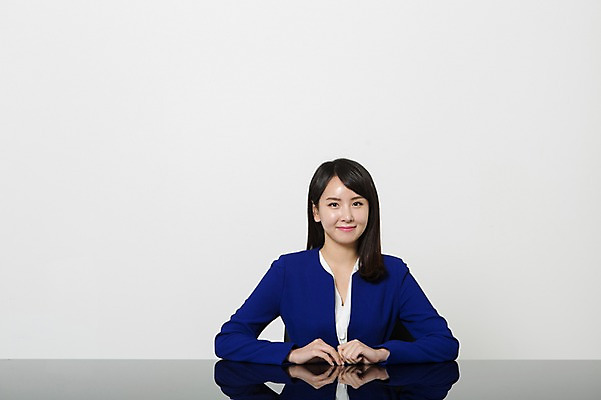 포토 JPG 스튜디오촬영 여자 실내 한명 미소 앉기 정장 상반신 20대 성인 앞모습 한국인 비즈니스우먼 뉴스 아나운서 책상 청년여자한명만 성인여자한명만 국내포토 직업 1 옷 뷰포인트 가구 비즈니스 모션 표정 사람 동양인 청년 내부 직장인 여자한명만 성인여자만 청년여자만 파일형식