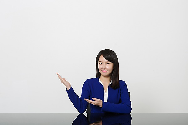 포토 JPG 스튜디오촬영 여자 안내 실내 한명 미소 앉기 정장 손짓 상반신 20대 성인 앞모습 한국인 비즈니스우먼 뉴스 아나운서 책상 청년여자한명만 성인여자한명만 국내포토 직업 1 옷 뷰포인트 가구 비즈니스 모션 표정 사람 동양인 청년 내부 직장인 여자한명만 성인여자만 청년여자만 파일형식