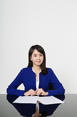 포토 JPG 스튜디오촬영 여자 종이 실내 한명 앉기 정장 상반신 20대 성인 앞모습 한국인 비즈니스우먼 뉴스 아나운서 책상 문서 대본 청년여자한명만 성인여자한명만 국내포토 직업 1 옷 뷰포인트 가구 비즈니스 모션 사람 동양인 청년 내부 직장인 여자한명만 성인여자만 청년여자만 파일형식