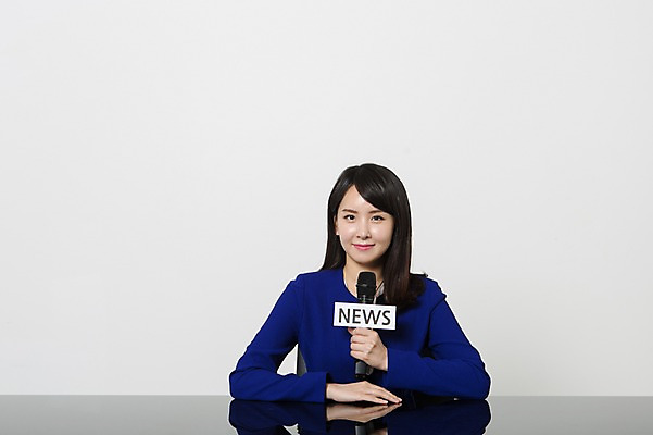 포토 JPG 스튜디오촬영 영어 여자 실내 한명 들기 앉기 정장 상반신 20대 성인 앞모습 한국인 비즈니스우먼 뉴스 아나운서 책상 마이크 리포터 청년여자한명만 성인여자한명만 국내포토 직업 문자 1 옷 뷰포인트 음향기기 가구 비즈니스 모션 사람 동양인 청년 내부 직장인 여자한명만 성인여자만 청년여자만 파일형식