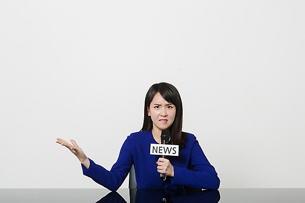 포토 JPG 스튜디오촬영 영어 여자 안내 실내 한명 들기 앉기 정장 손짓 상반신 20대 성인 앞모습 한국인 분노 비즈니스우먼 뉴스 아나운서 책상 마이크 열정 리포터 청년여자한명만 성인여자한명만 국내포토 직업 문자 1 옷 감정 뷰포인트 음향기기 가구 비즈니스 모션 사람 동양인 청년 내부 직장인 여자한명만 성인여자만 청년여자만 파일형식